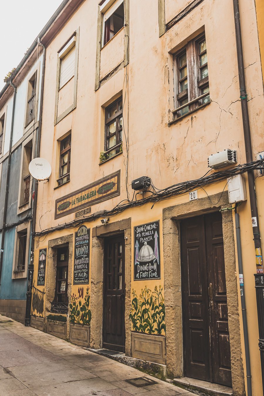 Partez à l'aventure dans le nord de l'Espagne en van et découvrez les trésors des Asturies et de la Cantabrie. Entre paysages spectaculaires et villages pittoresques, chaque kilomètre parcouru promet une découverte. Vivez l'expérience d'un road trip authentique, où l'histoire et la nature se rejoignent pour offrir des souvenirs inoubliables. Que vous voyagiez en couple, en famille ou entre amis, cette escapade vous promet des moments d'émerveillement. Partez maintenant en Espagne en van. 