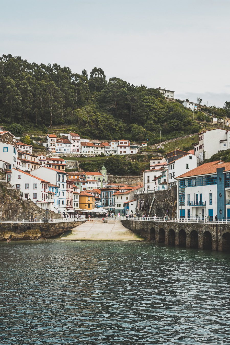 Partez à l'aventure dans le nord de l'Espagne en van et découvrez les trésors des Asturies et de la Cantabrie. Entre paysages spectaculaires et villages pittoresques, chaque kilomètre parcouru promet une découverte. Vivez l'expérience d'un road trip authentique, où l'histoire et la nature se rejoignent pour offrir des souvenirs inoubliables. Que vous voyagiez en couple, en famille ou entre amis, cette escapade vous promet des moments d'émerveillement. Partez maintenant en Espagne en van. 