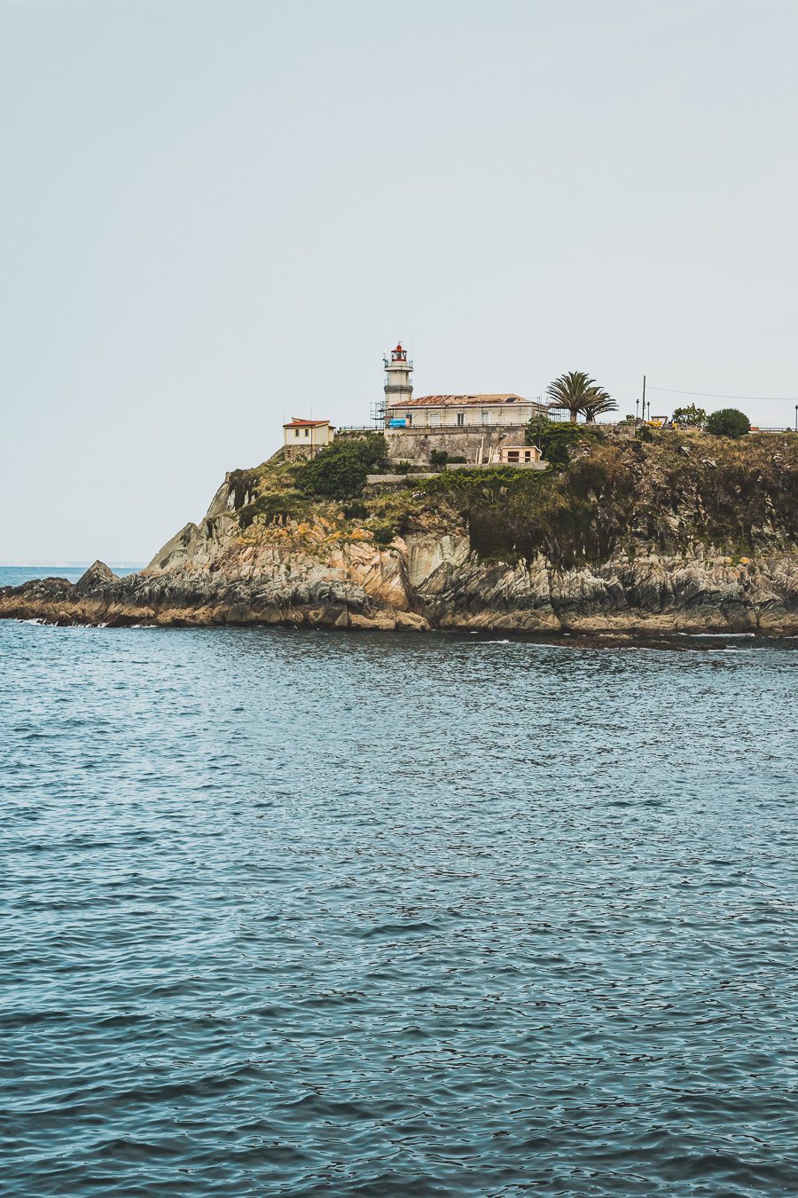 Partez à l'aventure dans le nord de l'Espagne en van et découvrez les trésors des Asturies et de la Cantabrie. Entre paysages spectaculaires et villages pittoresques, chaque kilomètre parcouru promet une découverte. Vivez l'expérience d'un road trip authentique, où l'histoire et la nature se rejoignent pour offrir des souvenirs inoubliables. Que vous voyagiez en couple, en famille ou entre amis, cette escapade vous promet des moments d'émerveillement. Partez maintenant en Espagne en van. 