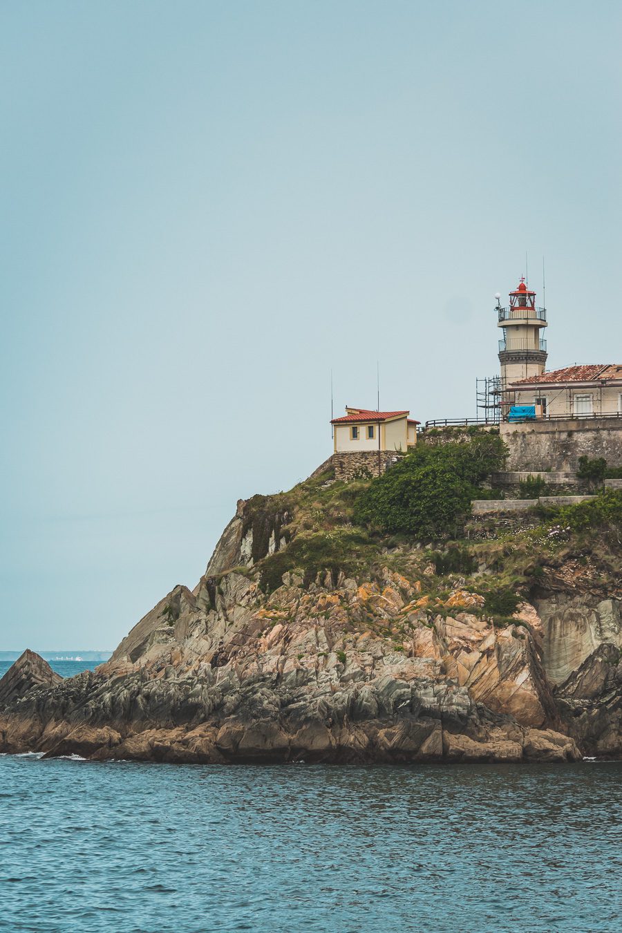 Partez à l'aventure dans le nord de l'Espagne en van et découvrez les trésors des Asturies et de la Cantabrie. Entre paysages spectaculaires et villages pittoresques, chaque kilomètre parcouru promet une découverte. Vivez l'expérience d'un road trip authentique, où l'histoire et la nature se rejoignent pour offrir des souvenirs inoubliables. Que vous voyagiez en couple, en famille ou entre amis, cette escapade vous promet des moments d'émerveillement. Partez maintenant en Espagne en van. 