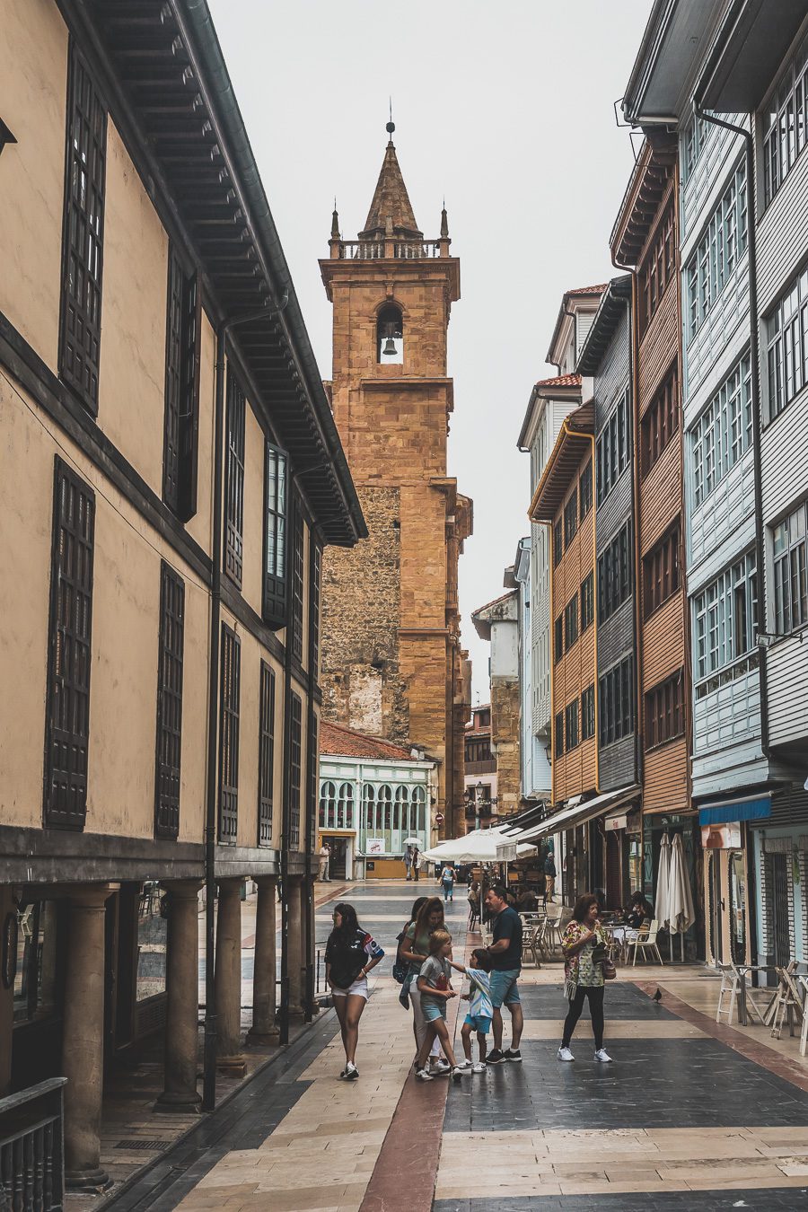 Explorez Oviedo, perle de l'Espagne du Nord, entre tradition et modernité. Flânez dans ses ruelles chargées d'histoire, délectez-vous de sa cuisine... Que vous voyagiez en couple, en famille ou entre amis, Oviedo promet des expériences uniques. C'est une étape sympa lors d'un road trip en van en Espagne. Partez donc à la découverte de ce trésor espagnol. L'aventure vous attend, cliquez pour avoir des conseils utiles.