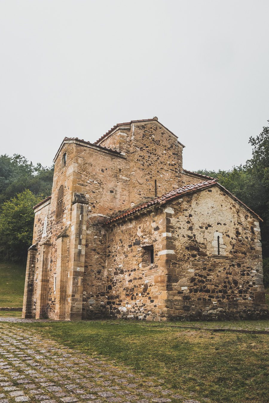 Explorez Oviedo, perle de l'Espagne du Nord, entre tradition et modernité. Flânez dans ses ruelles chargées d'histoire, délectez-vous de sa cuisine... Que vous voyagiez en couple, en famille ou entre amis, Oviedo promet des expériences uniques. C'est une étape sympa lors d'un road trip en van en Espagne. Partez donc à la découverte de ce trésor espagnol. L'aventure vous attend, cliquez pour avoir des conseils utiles.