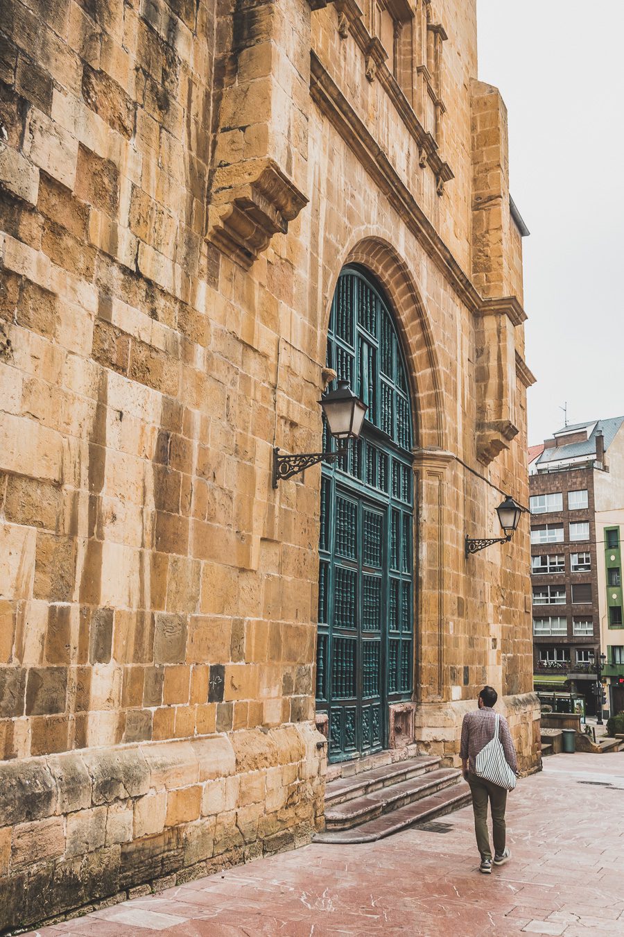 Explorez Oviedo, perle de l'Espagne du Nord, entre tradition et modernité. Flânez dans ses ruelles chargées d'histoire, délectez-vous de sa cuisine... Que vous voyagiez en couple, en famille ou entre amis, Oviedo promet des expériences uniques. C'est une étape sympa lors d'un road trip en van en Espagne. Partez donc à la découverte de ce trésor espagnol. L'aventure vous attend, cliquez pour avoir des conseils utiles.