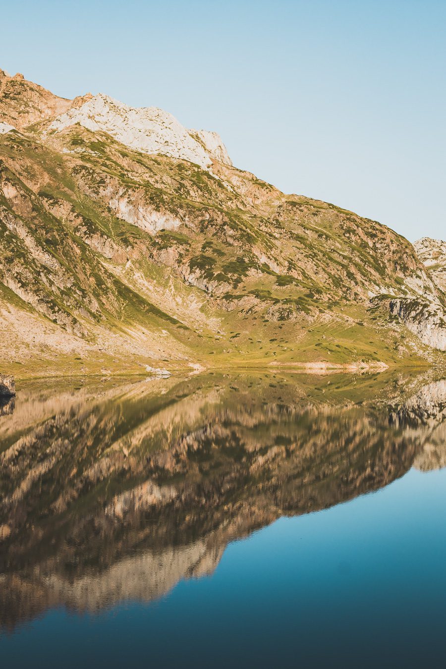 Partez à la découverte d'un paradis naturel : le Parc Naturel de Somiedo dans les Asturies. Plongez dans des paysages époustouflants, entre montagnes majestueuses et vallées verdoyantes. Une aventure inoubliable vous attend. Explorez ce joyau naturel lors d'un road trip en van à travers les Asturies dans le Nord de l'Espagne et faites de belles randonnées. 