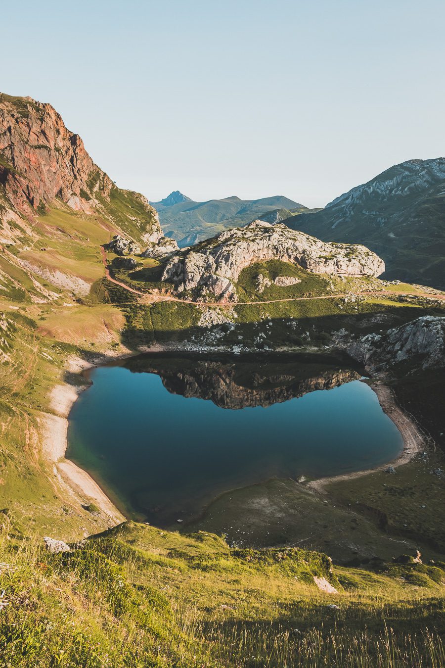 Partez à la découverte d'un paradis naturel : le Parc Naturel de Somiedo dans les Asturies. Plongez dans des paysages époustouflants, entre montagnes majestueuses et vallées verdoyantes. Une aventure inoubliable vous attend. Explorez ce joyau naturel lors d'un road trip en van à travers les Asturies dans le Nord de l'Espagne et faites de belles randonnées. 