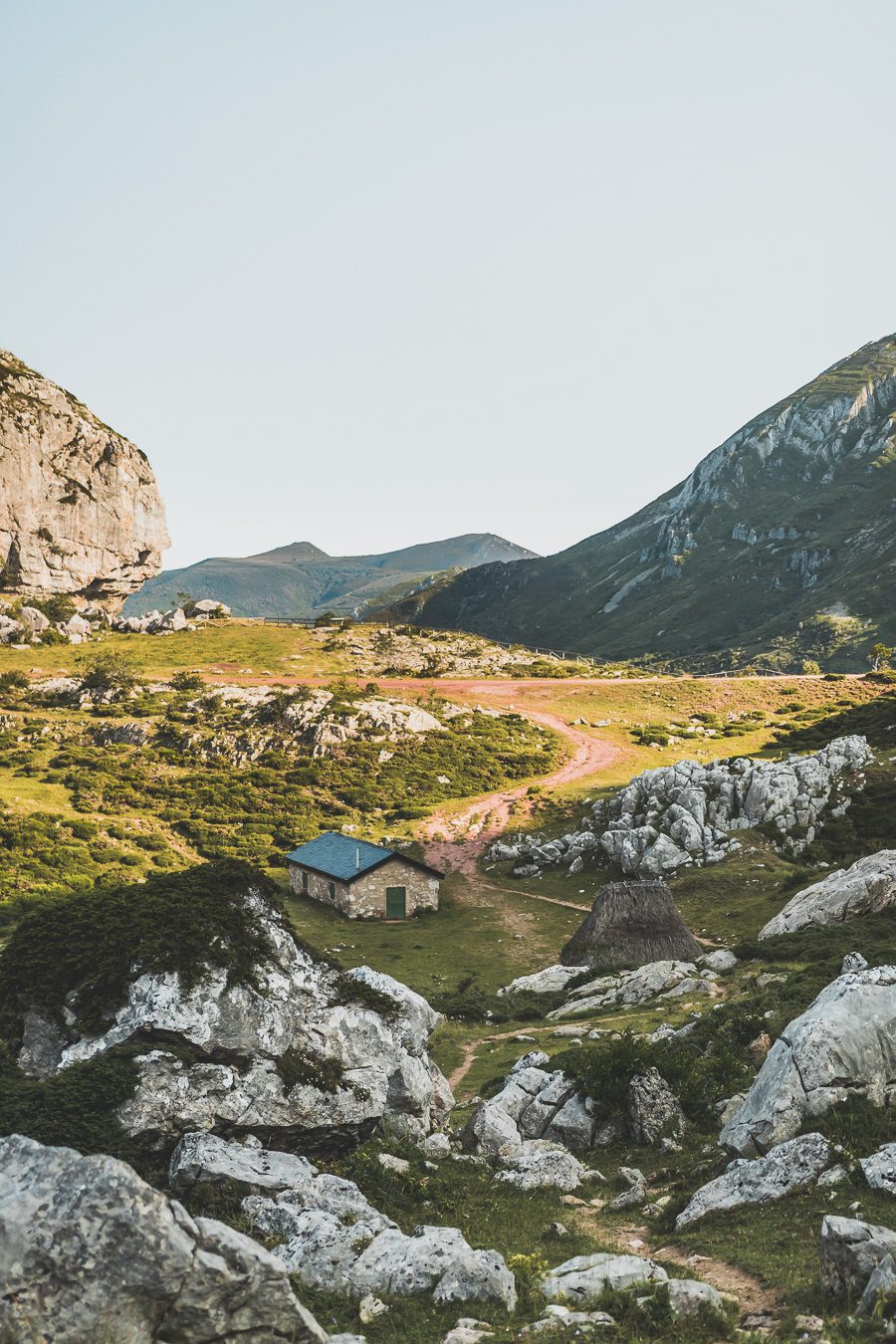 Partez à la découverte d'un paradis naturel : le Parc Naturel de Somiedo dans les Asturies. Plongez dans des paysages époustouflants, entre montagnes majestueuses et vallées verdoyantes. Une aventure inoubliable vous attend. Explorez ce joyau naturel lors d'un road trip en van à travers les Asturies dans le Nord de l'Espagne et faites de belles randonnées. 