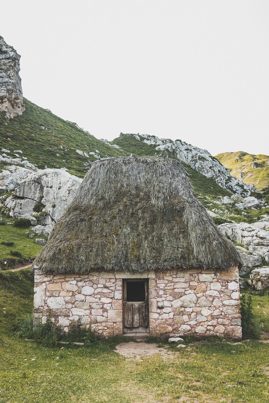 Partez à la découverte d'un paradis naturel : le Parc Naturel de Somiedo dans les Asturies. Plongez dans des paysages époustouflants, entre montagnes majestueuses et vallées verdoyantes. Une aventure inoubliable vous attend. Explorez ce joyau naturel lors d'un road trip en van à travers les Asturies dans le Nord de l'Espagne et faites de belles randonnées. 