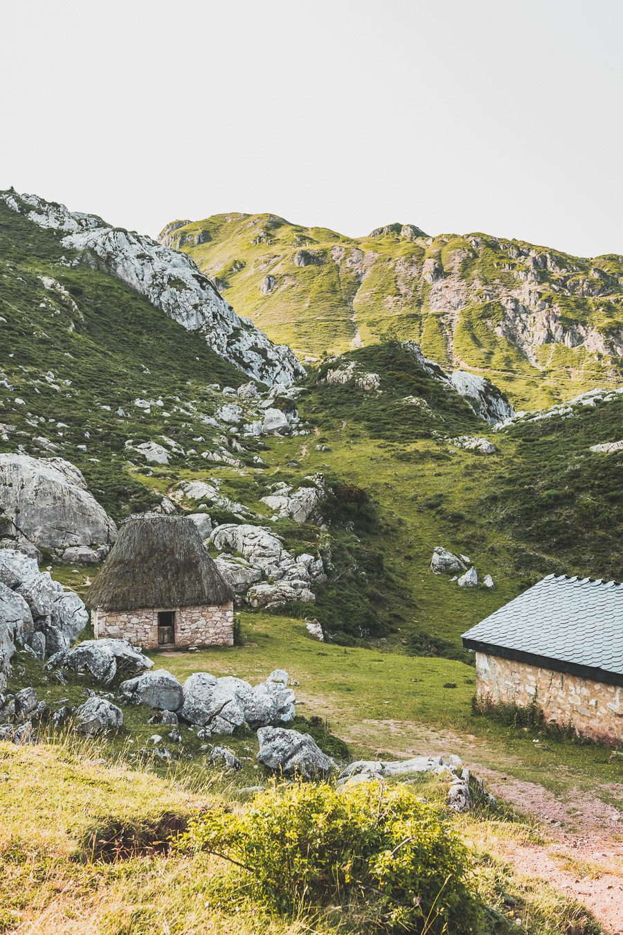 Partez à la découverte d'un paradis naturel : le Parc Naturel de Somiedo dans les Asturies. Plongez dans des paysages époustouflants, entre montagnes majestueuses et vallées verdoyantes. Une aventure inoubliable vous attend. Explorez ce joyau naturel lors d'un road trip en van à travers les Asturies dans le Nord de l'Espagne et faites de belles randonnées. 