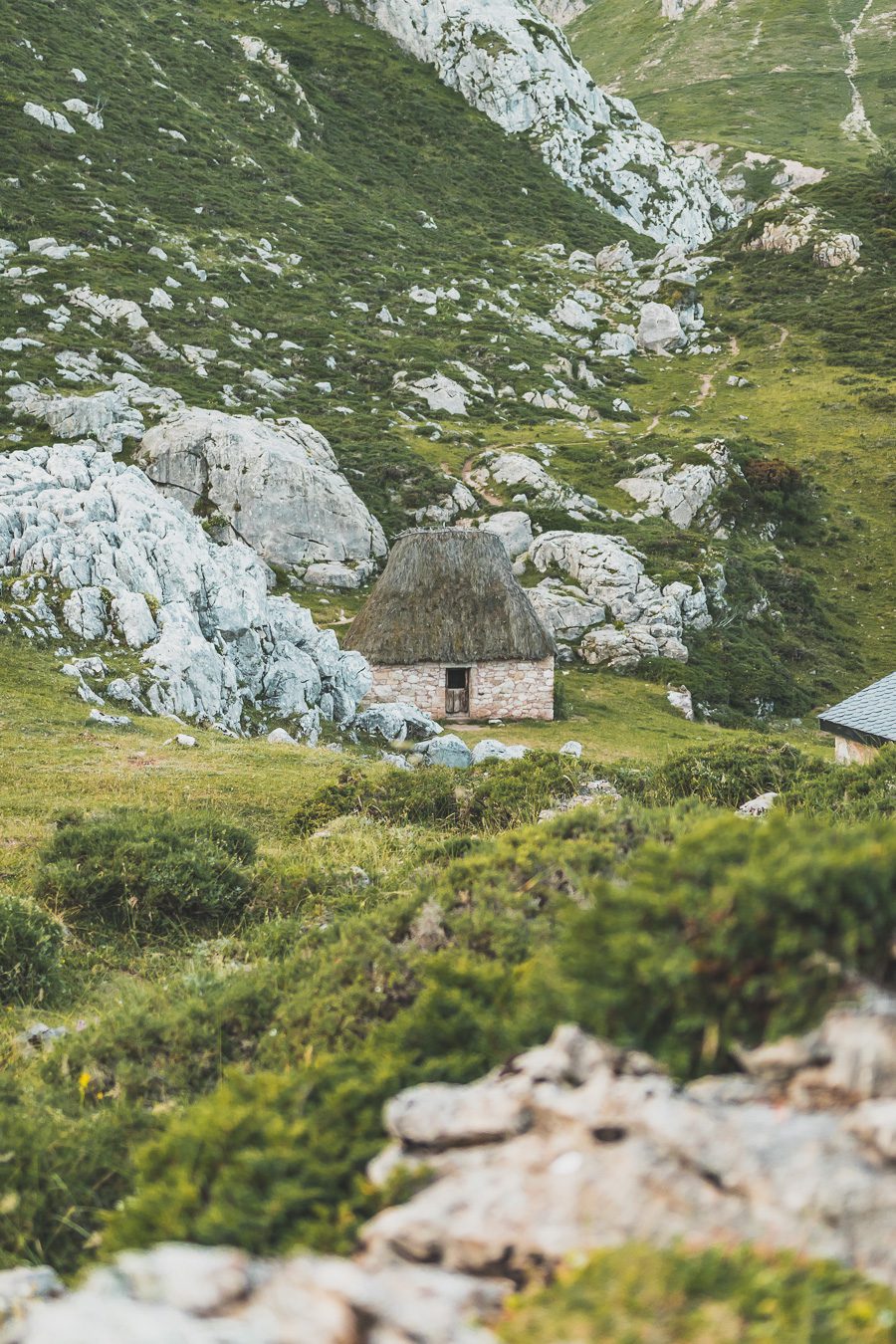 Partez à la découverte d'un paradis naturel : le Parc Naturel de Somiedo dans les Asturies. Plongez dans des paysages époustouflants, entre montagnes majestueuses et vallées verdoyantes. Une aventure inoubliable vous attend. Explorez ce joyau naturel lors d'un road trip en van à travers les Asturies dans le Nord de l'Espagne et faites de belles randonnées. 