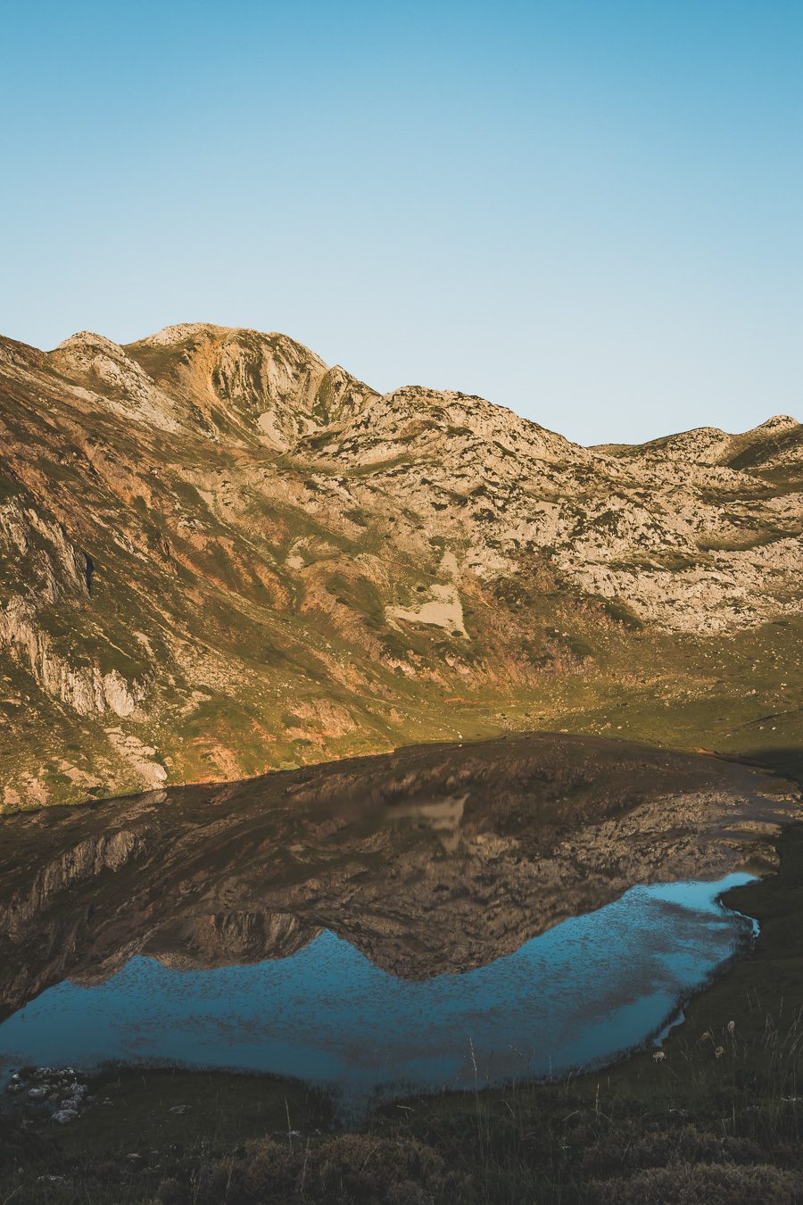 Partez à la découverte d'un paradis naturel : le Parc Naturel de Somiedo dans les Asturies. Plongez dans des paysages époustouflants, entre montagnes majestueuses et vallées verdoyantes. Une aventure inoubliable vous attend. Explorez ce joyau naturel lors d'un road trip en van à travers les Asturies dans le Nord de l'Espagne et faites de belles randonnées. 