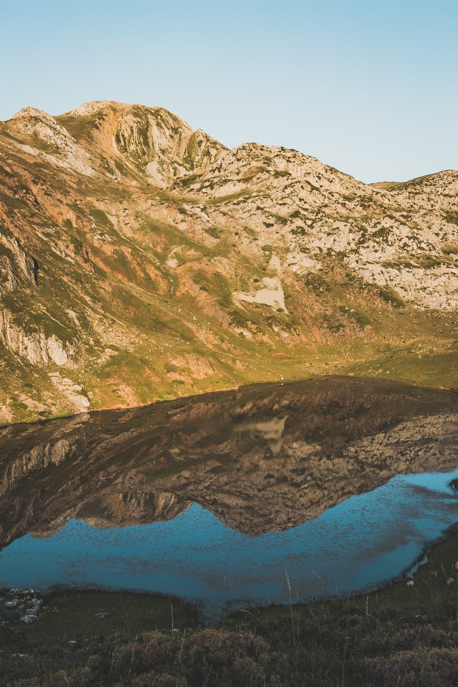 Partez à la découverte d'un paradis naturel : le Parc Naturel de Somiedo dans les Asturies. Plongez dans des paysages époustouflants, entre montagnes majestueuses et vallées verdoyantes. Une aventure inoubliable vous attend. Explorez ce joyau naturel lors d'un road trip en van à travers les Asturies dans le Nord de l'Espagne et faites de belles randonnées. 