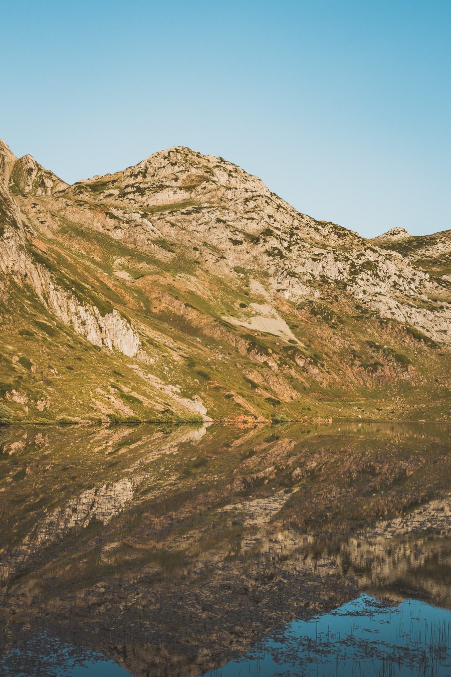 Partez à la découverte d'un paradis naturel : le Parc Naturel de Somiedo dans les Asturies. Plongez dans des paysages époustouflants, entre montagnes majestueuses et vallées verdoyantes. Une aventure inoubliable vous attend. Explorez ce joyau naturel lors d'un road trip en van à travers les Asturies dans le Nord de l'Espagne et faites de belles randonnées. 