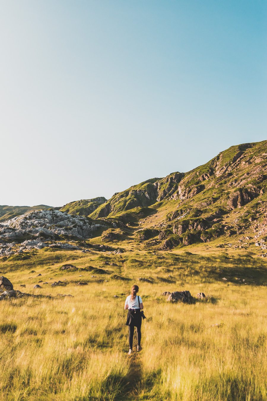 Partez à la découverte d'un paradis naturel : le Parc Naturel de Somiedo dans les Asturies. Plongez dans des paysages époustouflants, entre montagnes majestueuses et vallées verdoyantes. Une aventure inoubliable vous attend. Explorez ce joyau naturel lors d'un road trip en van à travers les Asturies dans le Nord de l'Espagne et faites de belles randonnées. 