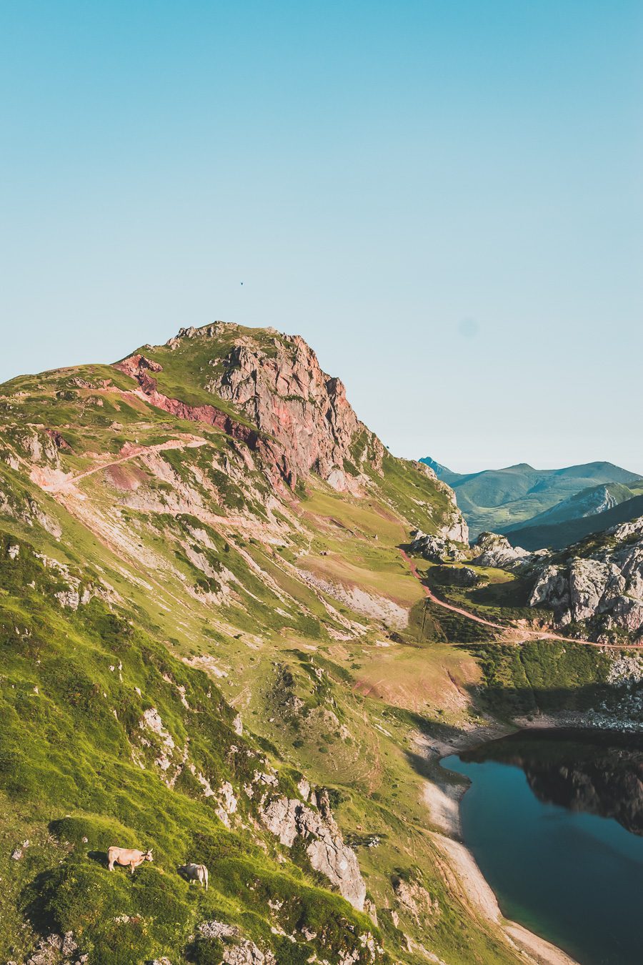 Partez à la découverte d'un paradis naturel : le Parc Naturel de Somiedo dans les Asturies. Plongez dans des paysages époustouflants, entre montagnes majestueuses et vallées verdoyantes. Une aventure inoubliable vous attend. Explorez ce joyau naturel lors d'un road trip en van à travers les Asturies dans le Nord de l'Espagne et faites de belles randonnées. 