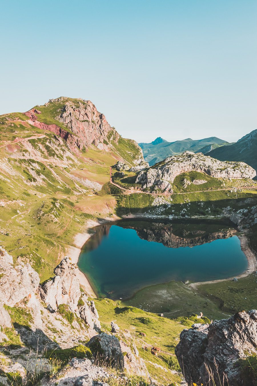 Partez à l'aventure dans le nord de l'Espagne en van et découvrez les trésors des Asturies et de la Cantabrie. Entre paysages spectaculaires et villages pittoresques, chaque kilomètre parcouru promet une découverte. Vivez l'expérience d'un road trip authentique, où l'histoire et la nature se rejoignent pour offrir des souvenirs inoubliables. Que vous voyagiez en couple, en famille ou entre amis, cette escapade vous promet des moments d'émerveillement. Partez maintenant en Espagne en van. 