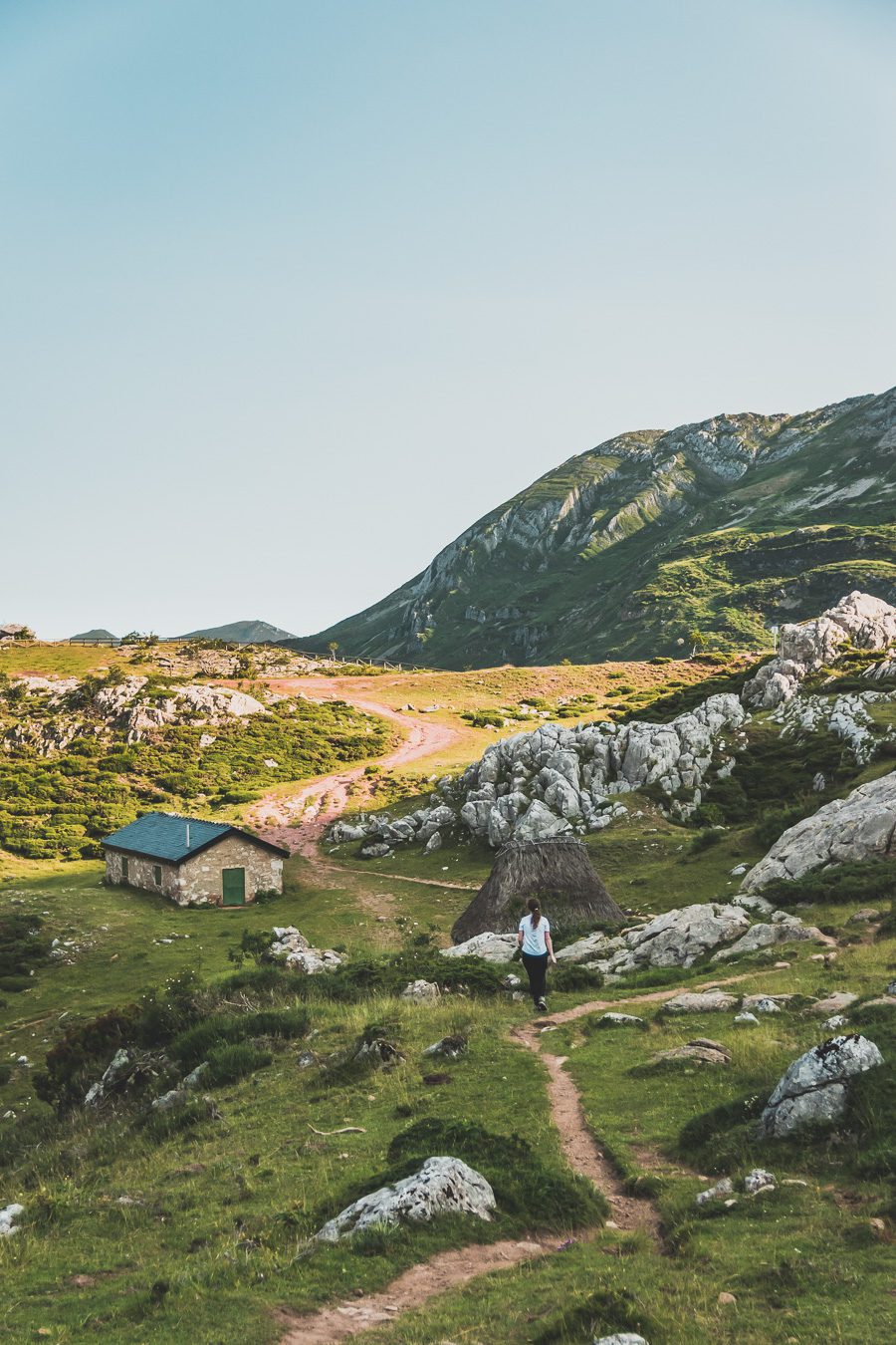 Partez à la découverte d'un paradis naturel : le Parc Naturel de Somiedo dans les Asturies. Plongez dans des paysages époustouflants, entre montagnes majestueuses et vallées verdoyantes. Une aventure inoubliable vous attend. Explorez ce joyau naturel lors d'un road trip en van à travers les Asturies dans le Nord de l'Espagne et faites de belles randonnées. 