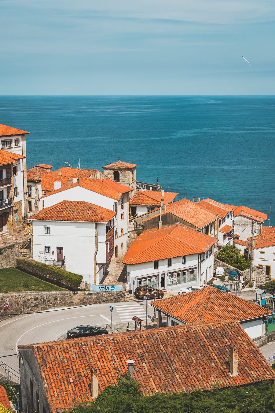 Partez à l'aventure dans le nord de l'Espagne en van et découvrez les trésors des Asturies et de la Cantabrie. Entre paysages spectaculaires et villages pittoresques, chaque kilomètre parcouru promet une découverte. Vivez l'expérience d'un road trip authentique, où l'histoire et la nature se rejoignent pour offrir des souvenirs inoubliables. Que vous voyagiez en couple, en famille ou entre amis, cette escapade vous promet des moments d'émerveillement. Partez maintenant en Espagne en van. 