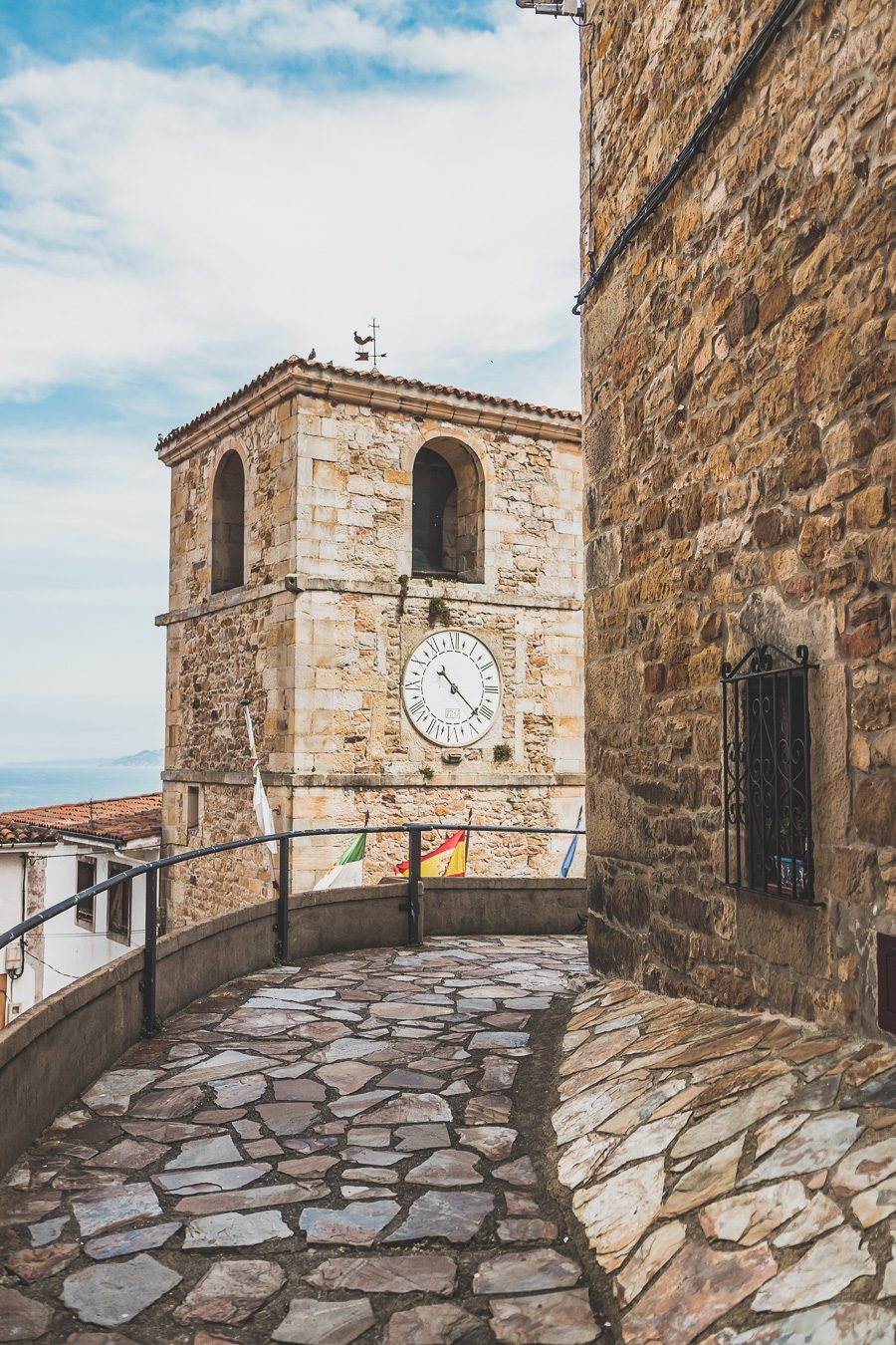 Partez à l'aventure dans le nord de l'Espagne en van et découvrez les trésors des Asturies et de la Cantabrie. Entre paysages spectaculaires et villages pittoresques, chaque kilomètre parcouru promet une découverte. Vivez l'expérience d'un road trip authentique, où l'histoire et la nature se rejoignent pour offrir des souvenirs inoubliables. Que vous voyagiez en couple, en famille ou entre amis, cette escapade vous promet des moments d'émerveillement. Partez maintenant en Espagne en van. 