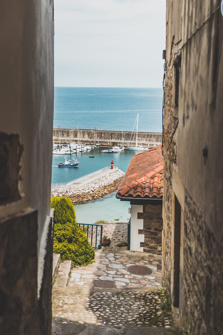 Partez à l'aventure dans le nord de l'Espagne en van et découvrez les trésors des Asturies et de la Cantabrie. Entre paysages spectaculaires et villages pittoresques, chaque kilomètre parcouru promet une découverte. Vivez l'expérience d'un road trip authentique, où l'histoire et la nature se rejoignent pour offrir des souvenirs inoubliables. Que vous voyagiez en couple, en famille ou entre amis, cette escapade vous promet des moments d'émerveillement. Partez maintenant en Espagne en van. 