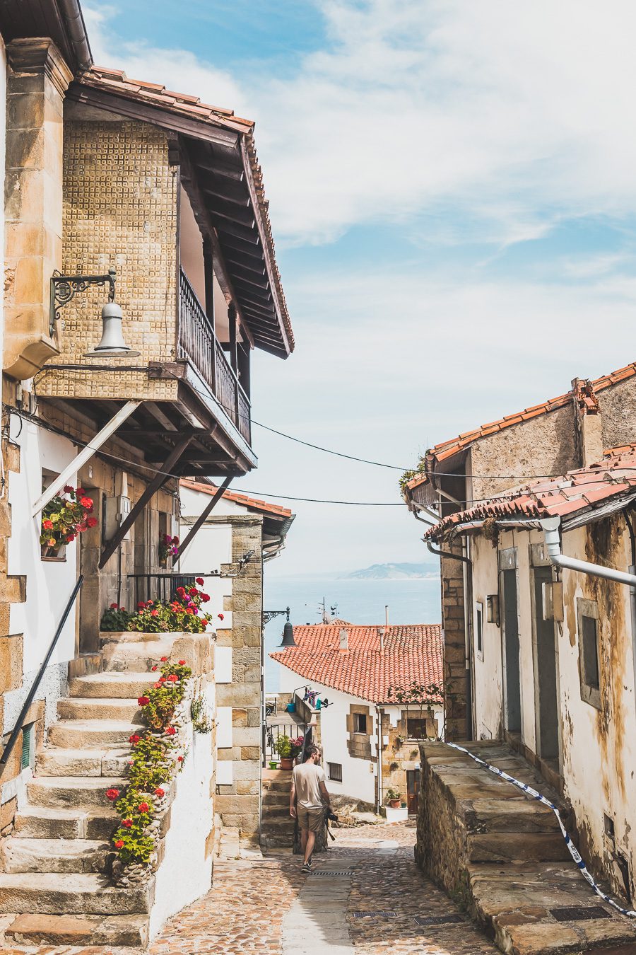 Partez à l'aventure dans le nord de l'Espagne en van et découvrez les trésors des Asturies et de la Cantabrie. Entre paysages spectaculaires et villages pittoresques, chaque kilomètre parcouru promet une découverte. Vivez l'expérience d'un road trip authentique, où l'histoire et la nature se rejoignent pour offrir des souvenirs inoubliables. Que vous voyagiez en couple, en famille ou entre amis, cette escapade vous promet des moments d'émerveillement. Partez maintenant en Espagne en van. 