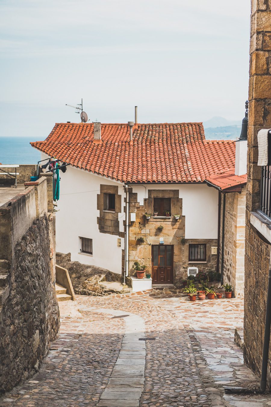 Partez à l'aventure dans le nord de l'Espagne en van et découvrez les trésors des Asturies et de la Cantabrie. Entre paysages spectaculaires et villages pittoresques, chaque kilomètre parcouru promet une découverte. Vivez l'expérience d'un road trip authentique, où l'histoire et la nature se rejoignent pour offrir des souvenirs inoubliables. Que vous voyagiez en couple, en famille ou entre amis, cette escapade vous promet des moments d'émerveillement. Partez maintenant en Espagne en van. 