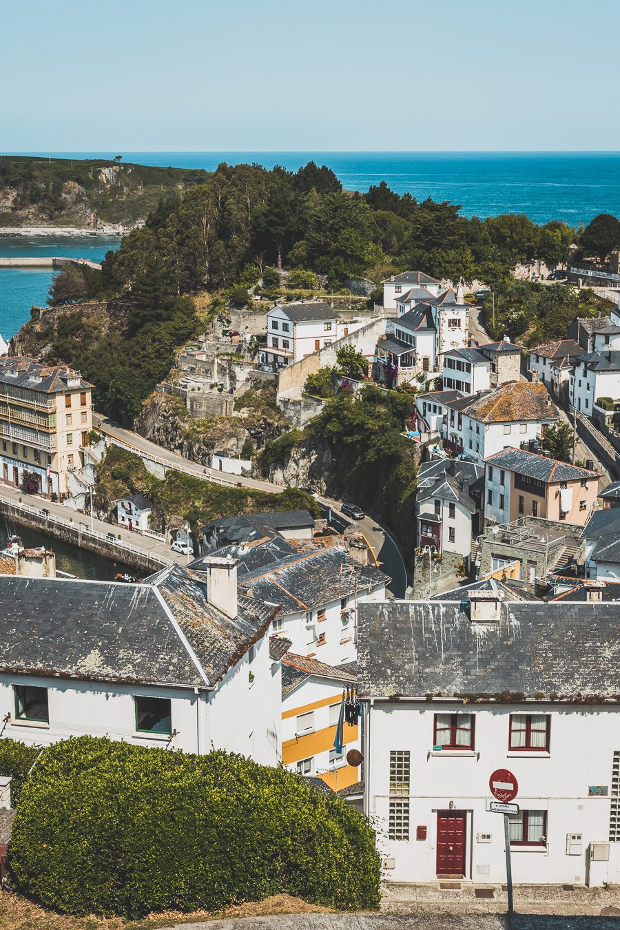 Partez à l'aventure dans le nord de l'Espagne en van et découvrez les trésors des Asturies et de la Cantabrie. Entre paysages spectaculaires et villages pittoresques, chaque kilomètre parcouru promet une découverte. Vivez l'expérience d'un road trip authentique, où l'histoire et la nature se rejoignent pour offrir des souvenirs inoubliables. Que vous voyagiez en couple, en famille ou entre amis, cette escapade vous promet des moments d'émerveillement. Partez maintenant en Espagne en van. 