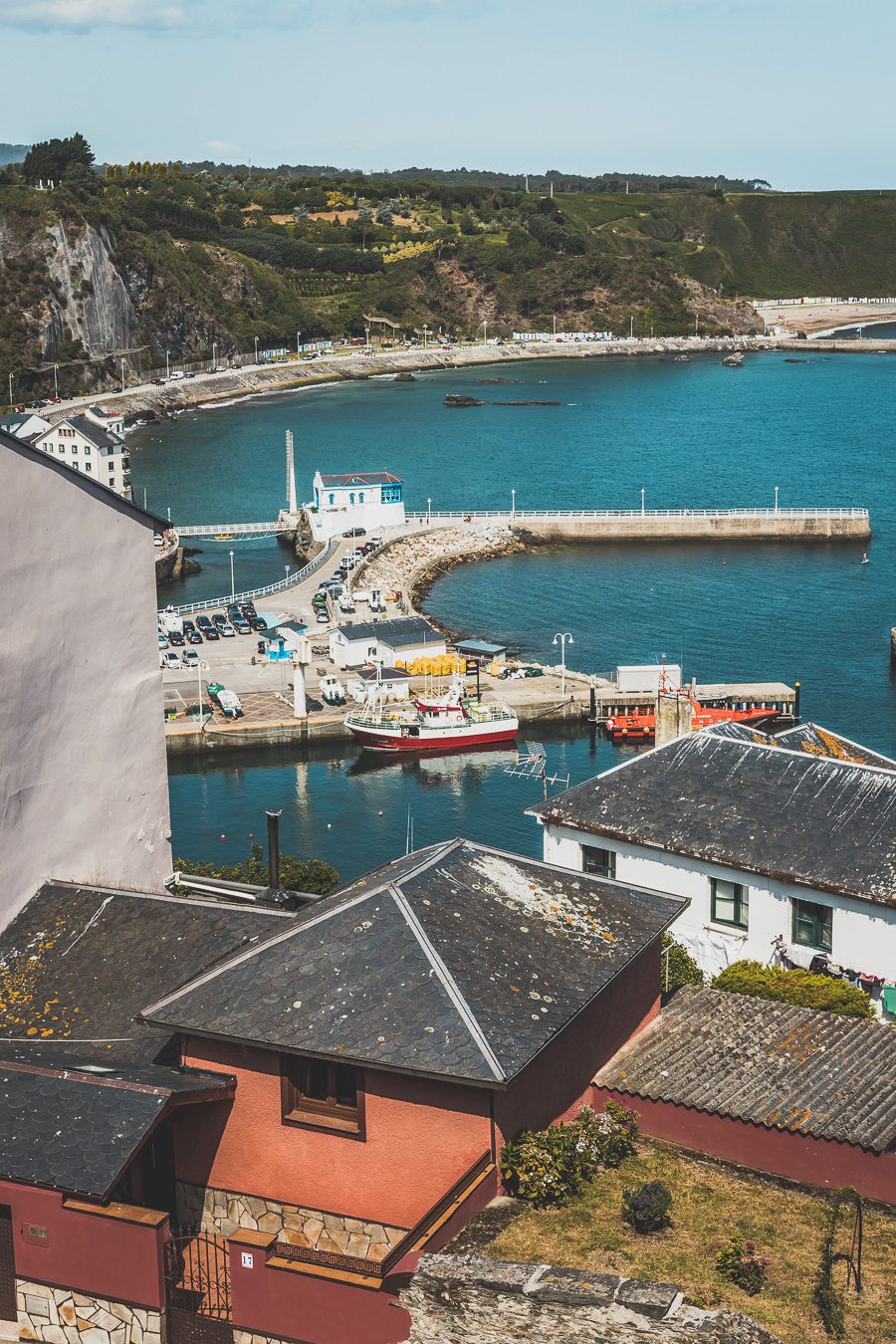 Partez à l'aventure dans le nord de l'Espagne en van et découvrez les trésors des Asturies et de la Cantabrie. Entre paysages spectaculaires et villages pittoresques, chaque kilomètre parcouru promet une découverte. Vivez l'expérience d'un road trip authentique, où l'histoire et la nature se rejoignent pour offrir des souvenirs inoubliables. Que vous voyagiez en couple, en famille ou entre amis, cette escapade vous promet des moments d'émerveillement. Partez maintenant en Espagne en van. 