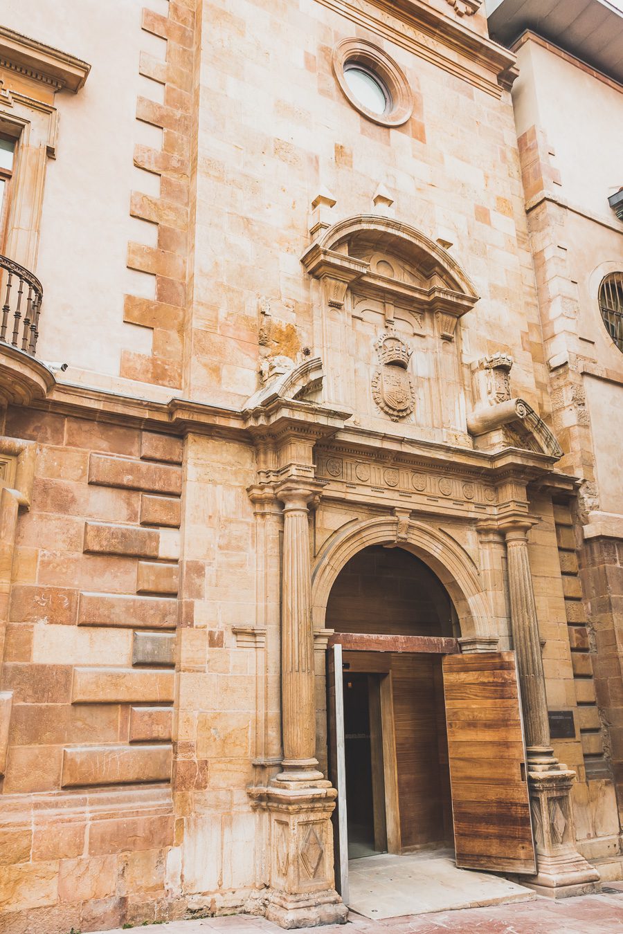 Explorez Oviedo, perle de l'Espagne du Nord, entre tradition et modernité. Flânez dans ses ruelles chargées d'histoire, délectez-vous de sa cuisine... Que vous voyagiez en couple, en famille ou entre amis, Oviedo promet des expériences uniques. C'est une étape sympa lors d'un road trip en van en Espagne. Partez donc à la découverte de ce trésor espagnol. L'aventure vous attend, cliquez pour avoir des conseils utiles.