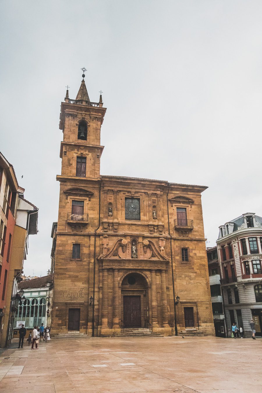 Explorez Oviedo, perle de l'Espagne du Nord, entre tradition et modernité. Flânez dans ses ruelles chargées d'histoire, délectez-vous de sa cuisine... Que vous voyagiez en couple, en famille ou entre amis, Oviedo promet des expériences uniques. C'est une étape sympa lors d'un road trip en van en Espagne. Partez donc à la découverte de ce trésor espagnol. L'aventure vous attend, cliquez pour avoir des conseils utiles.