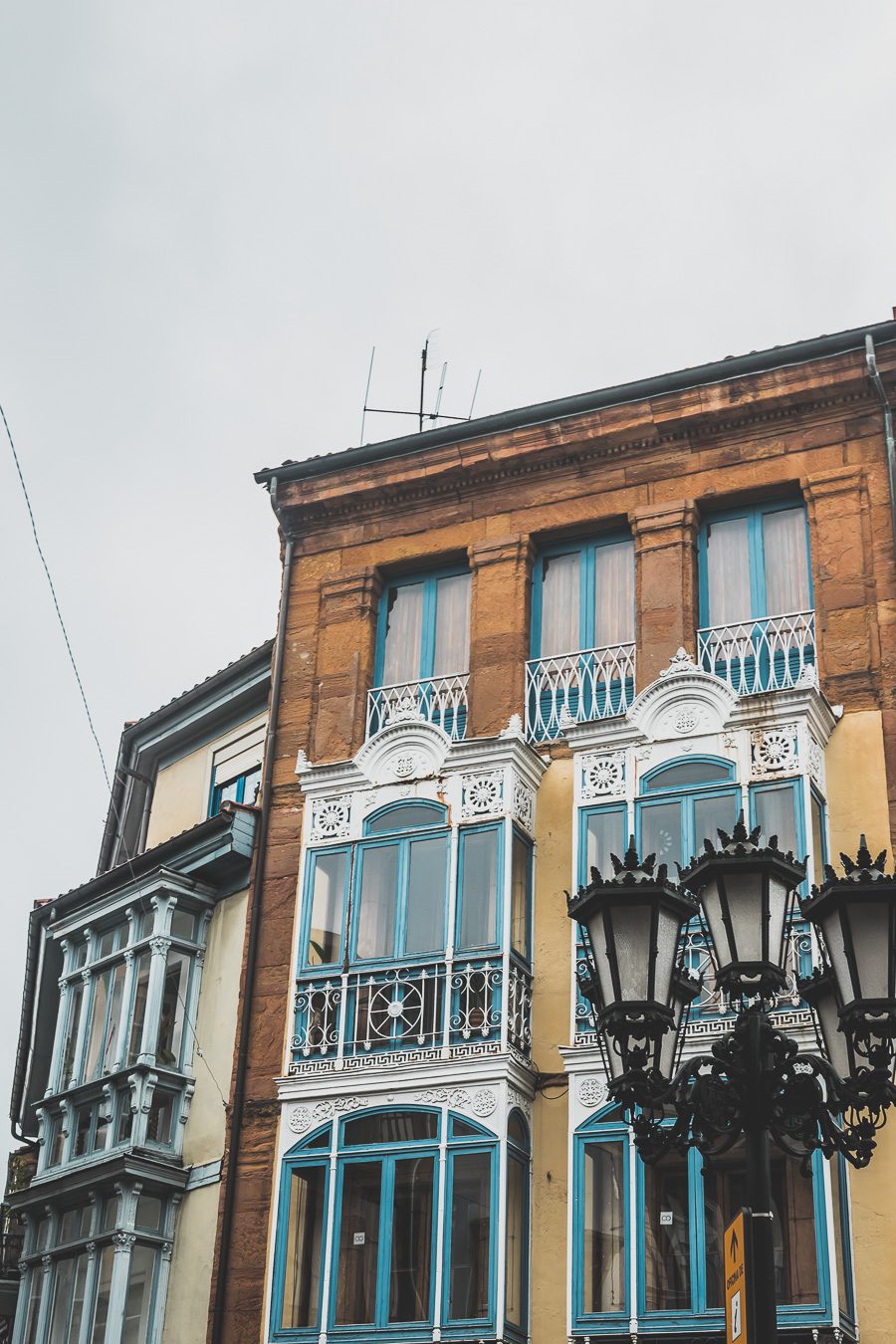 Explorez Oviedo, perle de l'Espagne du Nord, entre tradition et modernité. Flânez dans ses ruelles chargées d'histoire, délectez-vous de sa cuisine... Que vous voyagiez en couple, en famille ou entre amis, Oviedo promet des expériences uniques. C'est une étape sympa lors d'un road trip en van en Espagne. Partez donc à la découverte de ce trésor espagnol. L'aventure vous attend, cliquez pour avoir des conseils utiles.