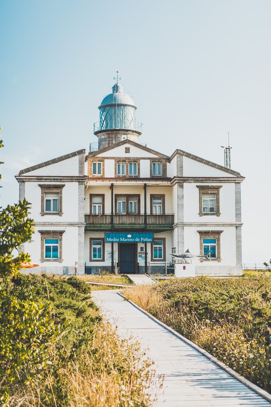 Partez à l'aventure dans le nord de l'Espagne en van et découvrez les trésors des Asturies et de la Cantabrie. Entre paysages spectaculaires et villages pittoresques, chaque kilomètre parcouru promet une découverte. Vivez l'expérience d'un road trip authentique, où l'histoire et la nature se rejoignent pour offrir des souvenirs inoubliables. Que vous voyagiez en couple, en famille ou entre amis, cette escapade vous promet des moments d'émerveillement. Partez maintenant en Espagne en van. 