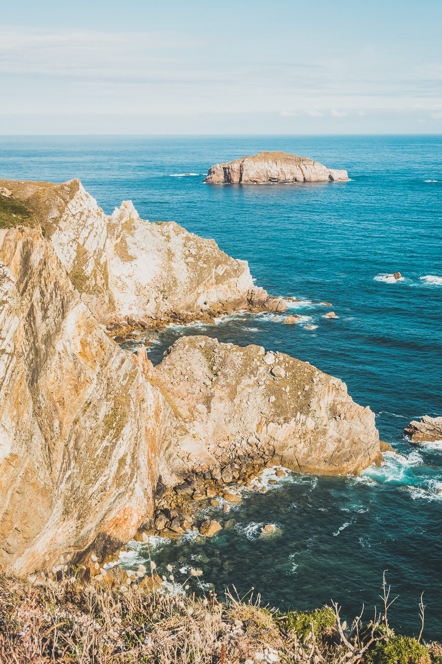 Partez à l'aventure dans le nord de l'Espagne en van et découvrez les trésors des Asturies et de la Cantabrie. Entre paysages spectaculaires et villages pittoresques, chaque kilomètre parcouru promet une découverte. Vivez l'expérience d'un road trip authentique, où l'histoire et la nature se rejoignent pour offrir des souvenirs inoubliables. Que vous voyagiez en couple, en famille ou entre amis, cette escapade vous promet des moments d'émerveillement. Partez maintenant en Espagne en van. 