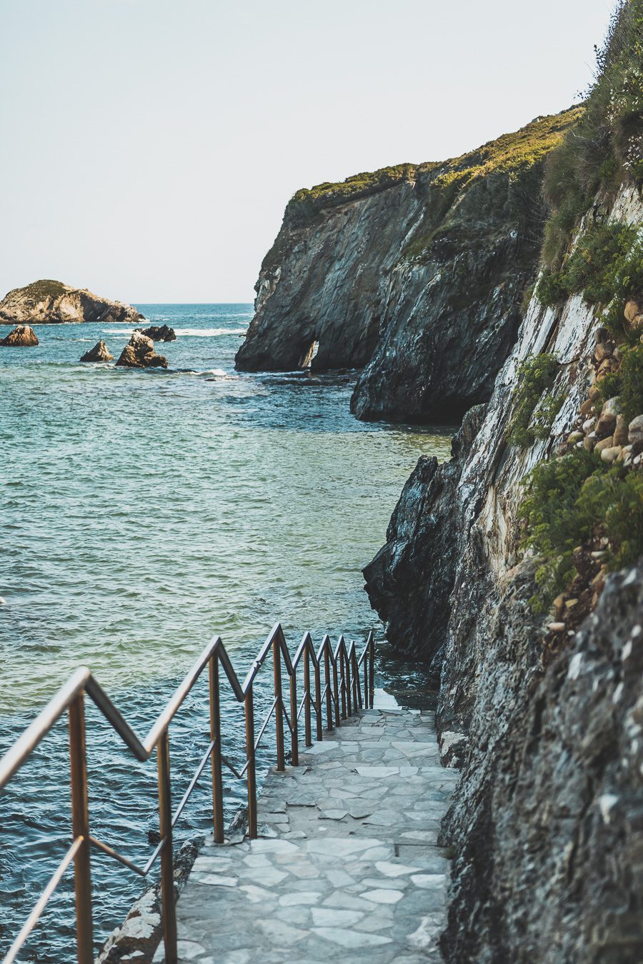 Partez à l'aventure dans le nord de l'Espagne en van et découvrez les trésors des Asturies et de la Cantabrie. Entre paysages spectaculaires et villages pittoresques, chaque kilomètre parcouru promet une découverte. Vivez l'expérience d'un road trip authentique, où l'histoire et la nature se rejoignent pour offrir des souvenirs inoubliables. Que vous voyagiez en couple, en famille ou entre amis, cette escapade vous promet des moments d'émerveillement. Partez maintenant en Espagne en van. 