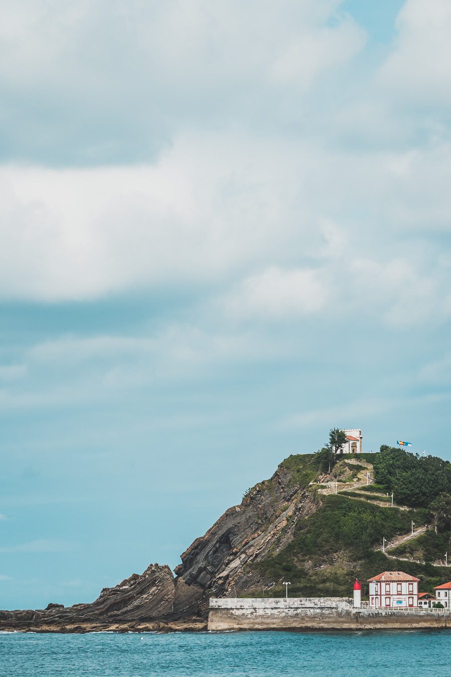 Partez à l'aventure dans le nord de l'Espagne en van et découvrez les trésors des Asturies et de la Cantabrie. Entre paysages spectaculaires et villages pittoresques, chaque kilomètre parcouru promet une découverte. Vivez l'expérience d'un road trip authentique, où l'histoire et la nature se rejoignent pour offrir des souvenirs inoubliables. Que vous voyagiez en couple, en famille ou entre amis, cette escapade vous promet des moments d'émerveillement. Partez maintenant en Espagne en van. 