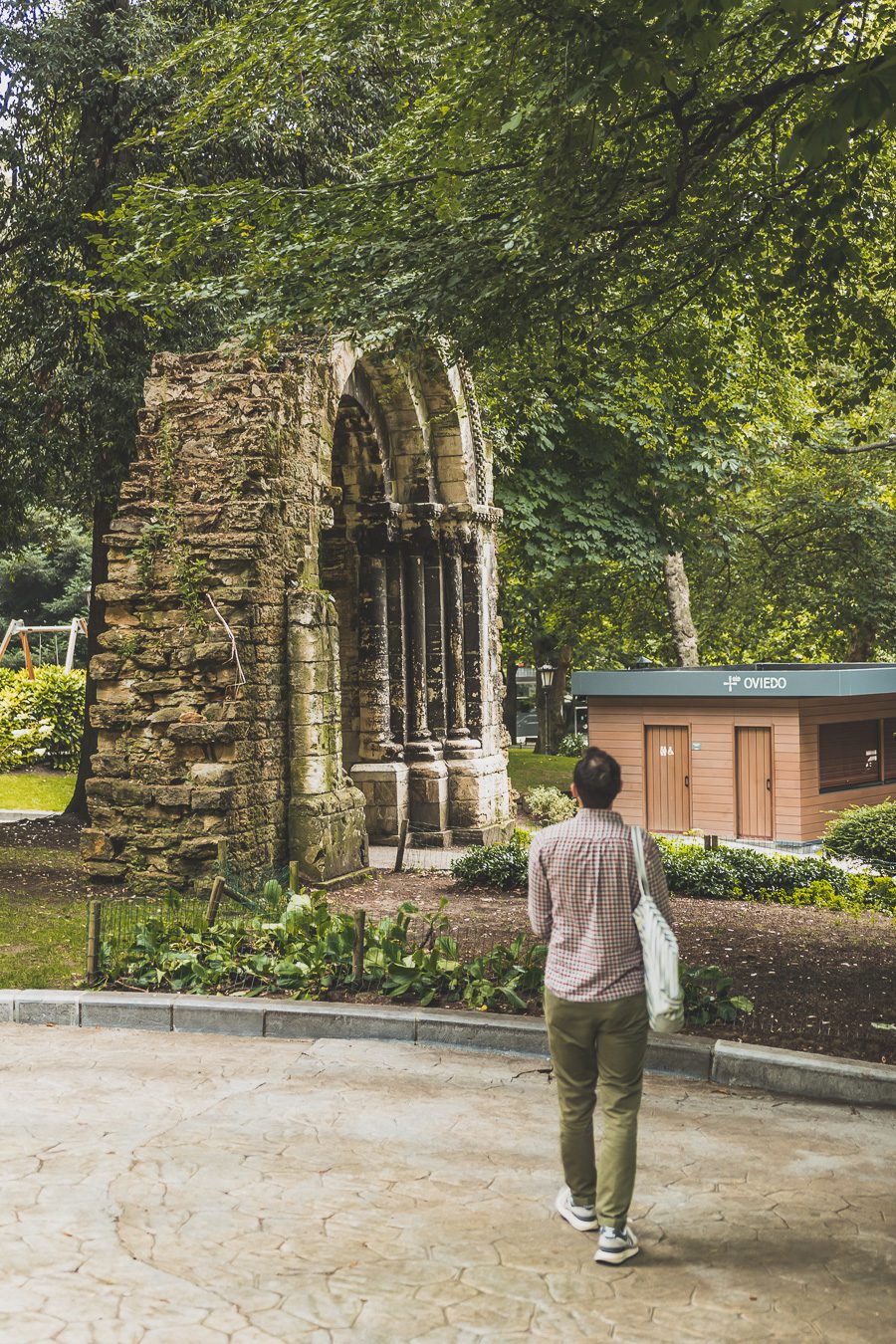 Explorez Oviedo, perle de l'Espagne du Nord, entre tradition et modernité. Flânez dans ses ruelles chargées d'histoire, délectez-vous de sa cuisine... Que vous voyagiez en couple, en famille ou entre amis, Oviedo promet des expériences uniques. C'est une étape sympa lors d'un road trip en van en Espagne. Partez donc à la découverte de ce trésor espagnol. L'aventure vous attend, cliquez pour avoir des conseils utiles.