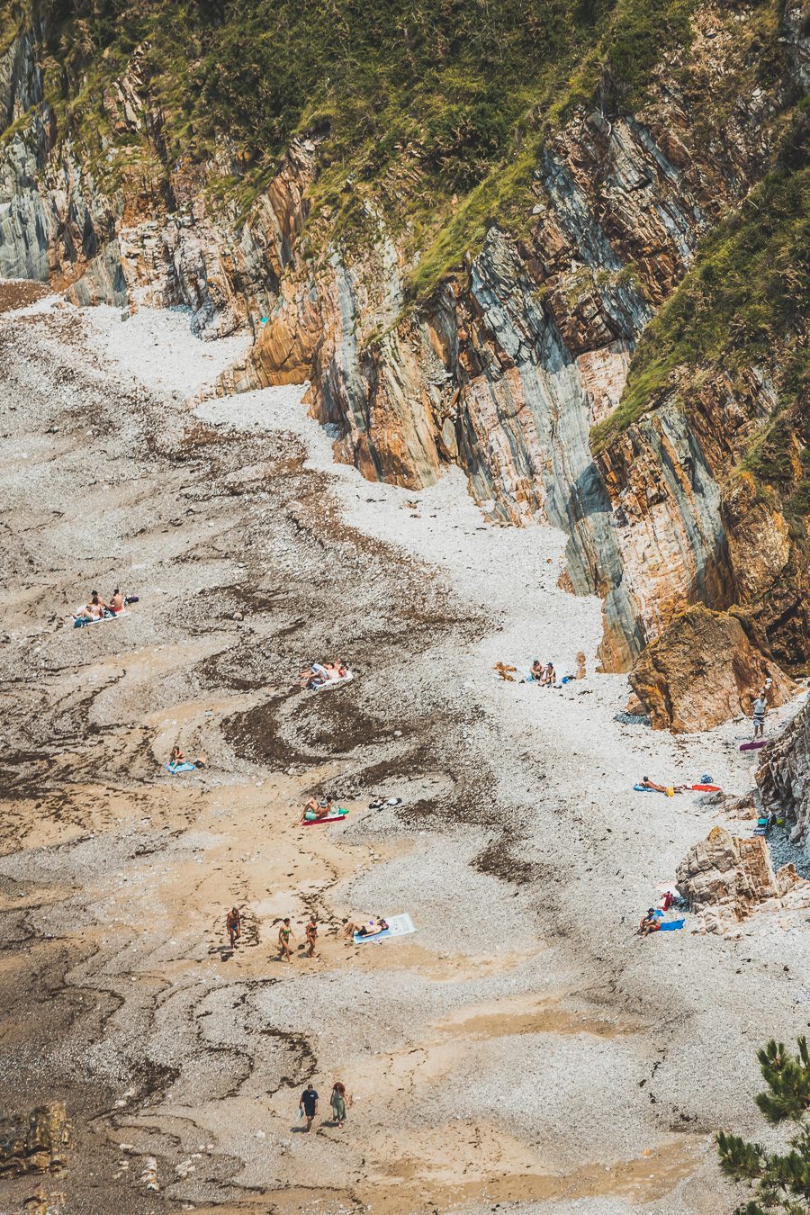 Partez à l'aventure dans le nord de l'Espagne en van et découvrez les trésors des Asturies et de la Cantabrie. Entre paysages spectaculaires et villages pittoresques, chaque kilomètre parcouru promet une découverte. Vivez l'expérience d'un road trip authentique, où l'histoire et la nature se rejoignent pour offrir des souvenirs inoubliables. Que vous voyagiez en couple, en famille ou entre amis, cette escapade vous promet des moments d'émerveillement. Partez maintenant en Espagne en van. 