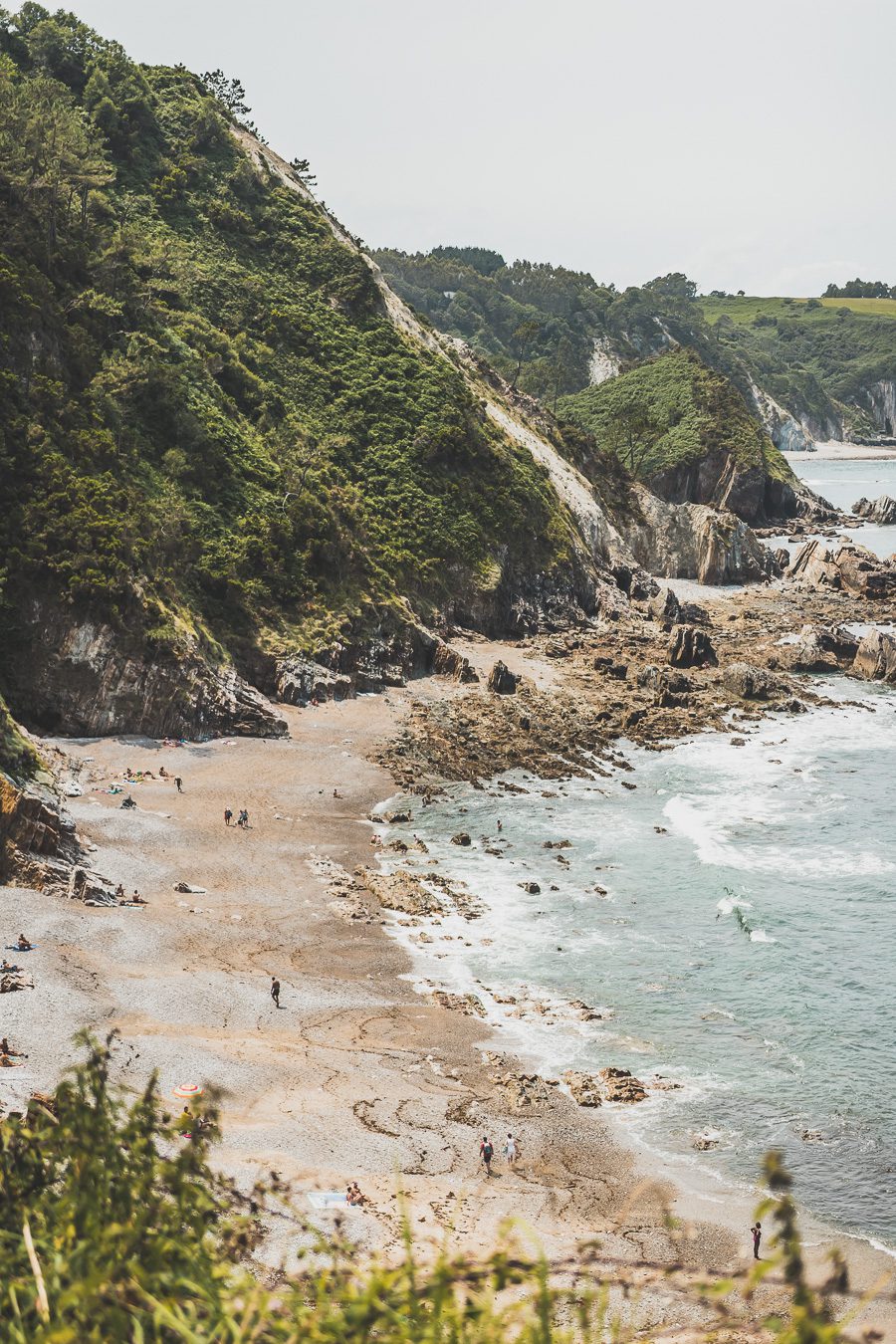 Partez à l'aventure dans le nord de l'Espagne en van et découvrez les trésors des Asturies et de la Cantabrie. Entre paysages spectaculaires et villages pittoresques, chaque kilomètre parcouru promet une découverte. Vivez l'expérience d'un road trip authentique, où l'histoire et la nature se rejoignent pour offrir des souvenirs inoubliables. Que vous voyagiez en couple, en famille ou entre amis, cette escapade vous promet des moments d'émerveillement. Partez maintenant en Espagne en van. 