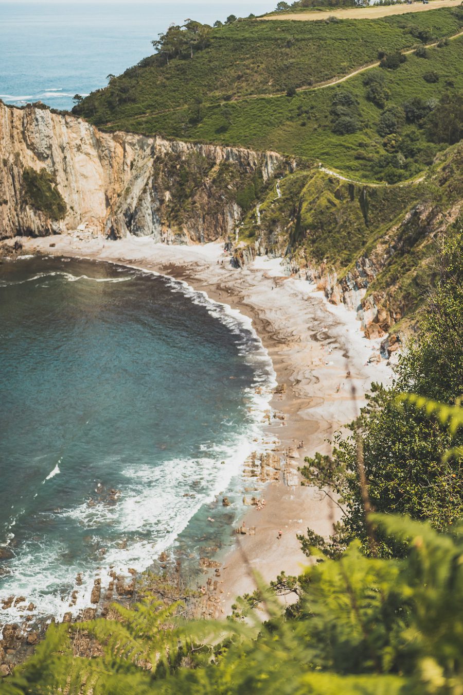 Partez à l'aventure dans le nord de l'Espagne en van et découvrez les trésors des Asturies et de la Cantabrie. Entre paysages spectaculaires et villages pittoresques, chaque kilomètre parcouru promet une découverte. Vivez l'expérience d'un road trip authentique, où l'histoire et la nature se rejoignent pour offrir des souvenirs inoubliables. Que vous voyagiez en couple, en famille ou entre amis, cette escapade vous promet des moments d'émerveillement. Partez maintenant en Espagne en van. 