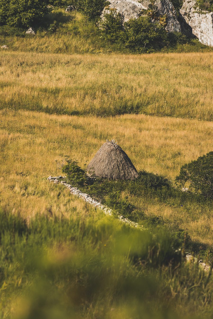 Partez à la découverte d'un paradis naturel : le Parc Naturel de Somiedo dans les Asturies. Plongez dans des paysages époustouflants, entre montagnes majestueuses et vallées verdoyantes. Une aventure inoubliable vous attend. Explorez ce joyau naturel lors d'un road trip en van à travers les Asturies dans le Nord de l'Espagne et faites de belles randonnées. 