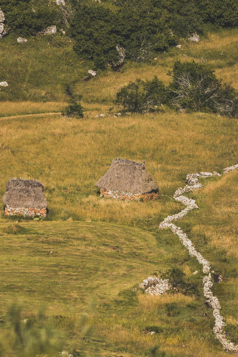 Partez à la découverte d'un paradis naturel : le Parc Naturel de Somiedo dans les Asturies. Plongez dans des paysages époustouflants, entre montagnes majestueuses et vallées verdoyantes. Une aventure inoubliable vous attend. Explorez ce joyau naturel lors d'un road trip en van à travers les Asturies dans le Nord de l'Espagne et faites de belles randonnées. 