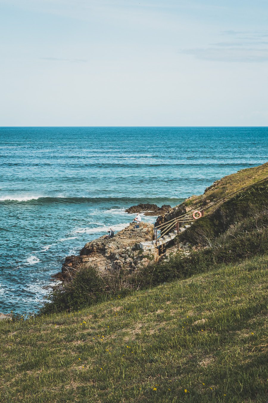 Partez à l'aventure dans le nord de l'Espagne en van et découvrez les trésors des Asturies et de la Cantabrie. Entre paysages spectaculaires et villages pittoresques, chaque kilomètre parcouru promet une découverte. Vivez l'expérience d'un road trip authentique, où l'histoire et la nature se rejoignent pour offrir des souvenirs inoubliables. Que vous voyagiez en couple, en famille ou entre amis, cette escapade vous promet des moments d'émerveillement. Partez maintenant en Espagne en van. 