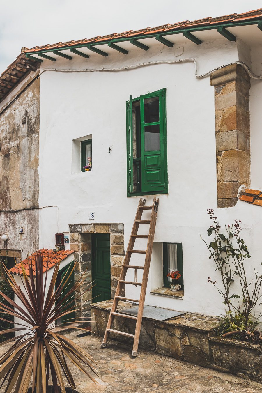 Partez à l'aventure dans le nord de l'Espagne en van et découvrez les trésors des Asturies et de la Cantabrie. Entre paysages spectaculaires et villages pittoresques, chaque kilomètre parcouru promet une découverte. Vivez l'expérience d'un road trip authentique, où l'histoire et la nature se rejoignent pour offrir des souvenirs inoubliables. Que vous voyagiez en couple, en famille ou entre amis, cette escapade vous promet des moments d'émerveillement. Partez maintenant en Espagne en van. 