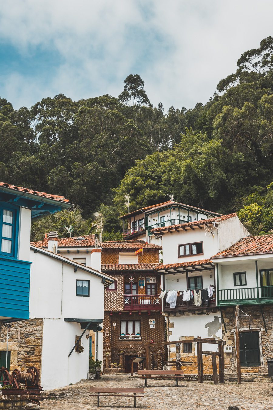 Partez à l'aventure dans le nord de l'Espagne en van et découvrez les trésors des Asturies et de la Cantabrie. Entre paysages spectaculaires et villages pittoresques, chaque kilomètre parcouru promet une découverte. Vivez l'expérience d'un road trip authentique, où l'histoire et la nature se rejoignent pour offrir des souvenirs inoubliables. Que vous voyagiez en couple, en famille ou entre amis, cette escapade vous promet des moments d'émerveillement. Partez maintenant en Espagne en van. 