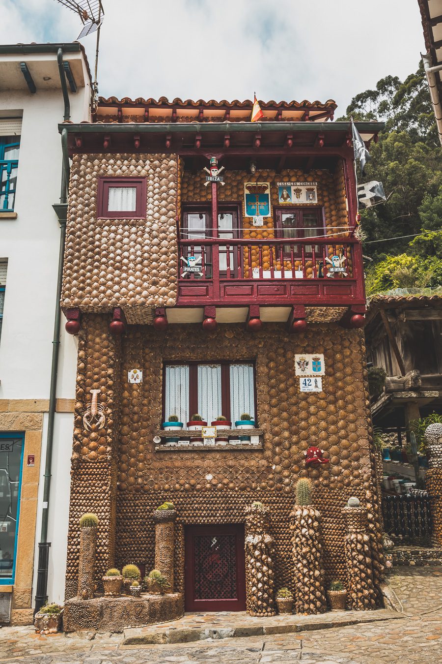 Partez à l'aventure dans le nord de l'Espagne en van et découvrez les trésors des Asturies et de la Cantabrie. Entre paysages spectaculaires et villages pittoresques, chaque kilomètre parcouru promet une découverte. Vivez l'expérience d'un road trip authentique, où l'histoire et la nature se rejoignent pour offrir des souvenirs inoubliables. Que vous voyagiez en couple, en famille ou entre amis, cette escapade vous promet des moments d'émerveillement. Partez maintenant en Espagne en van. 