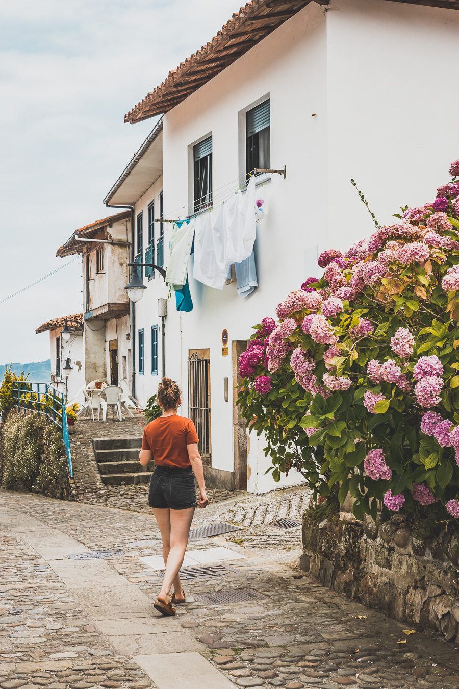 Partez à l'aventure dans le nord de l'Espagne en van et découvrez les trésors des Asturies et de la Cantabrie. Entre paysages spectaculaires et villages pittoresques, chaque kilomètre parcouru promet une découverte. Vivez l'expérience d'un road trip authentique, où l'histoire et la nature se rejoignent pour offrir des souvenirs inoubliables. Que vous voyagiez en couple, en famille ou entre amis, cette escapade vous promet des moments d'émerveillement. Partez maintenant en Espagne en van. 