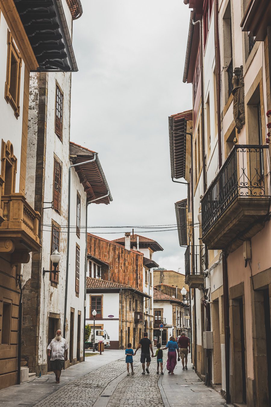 Partez à l'aventure dans le nord de l'Espagne en van et découvrez les trésors des Asturies et de la Cantabrie. Entre paysages spectaculaires et villages pittoresques, chaque kilomètre parcouru promet une découverte. Vivez l'expérience d'un road trip authentique, où l'histoire et la nature se rejoignent pour offrir des souvenirs inoubliables. Que vous voyagiez en couple, en famille ou entre amis, cette escapade vous promet des moments d'émerveillement. Partez maintenant en Espagne en van. 