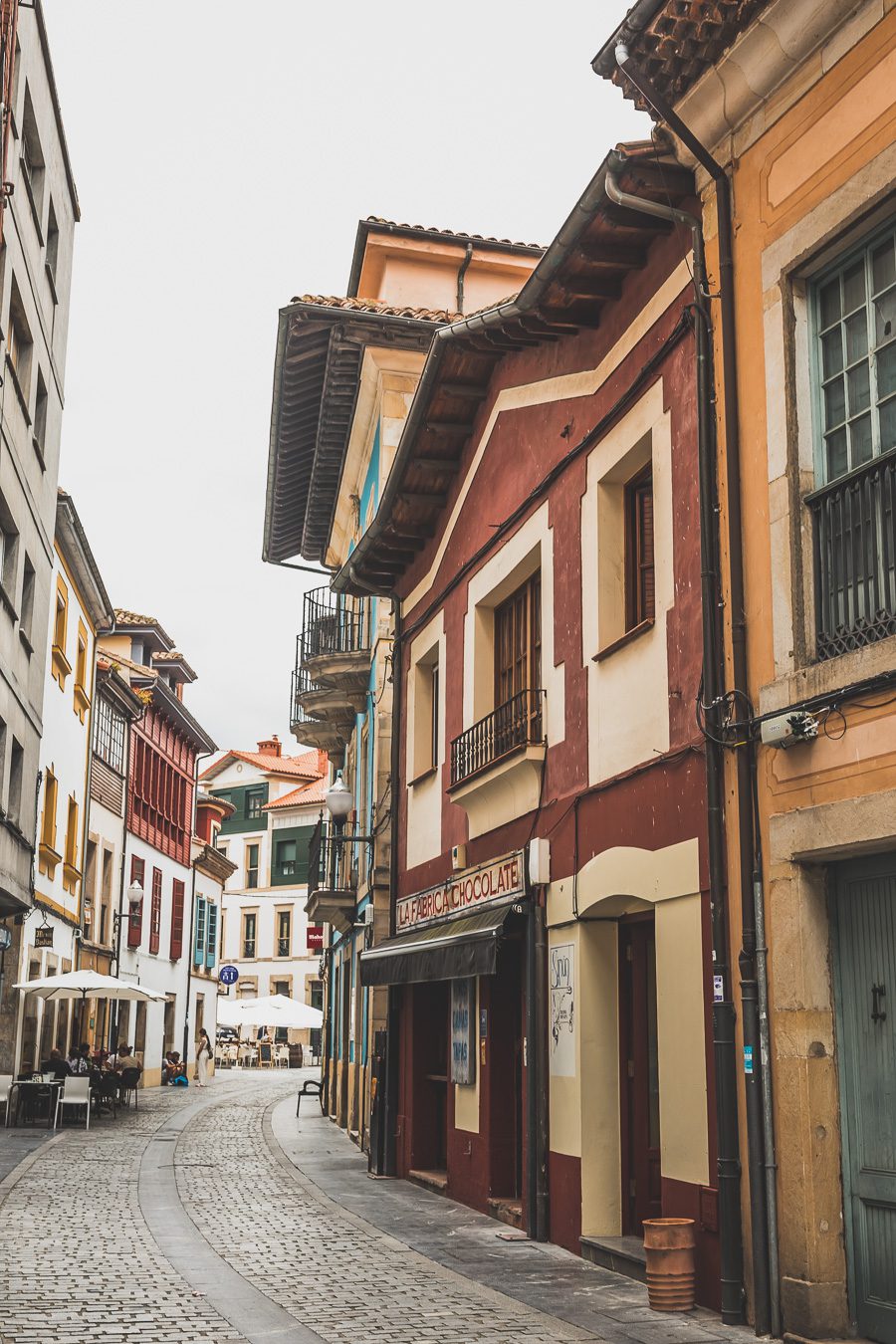 Partez à l'aventure dans le nord de l'Espagne en van et découvrez les trésors des Asturies et de la Cantabrie. Entre paysages spectaculaires et villages pittoresques, chaque kilomètre parcouru promet une découverte. Vivez l'expérience d'un road trip authentique, où l'histoire et la nature se rejoignent pour offrir des souvenirs inoubliables. Que vous voyagiez en couple, en famille ou entre amis, cette escapade vous promet des moments d'émerveillement. Partez maintenant en Espagne en van. 