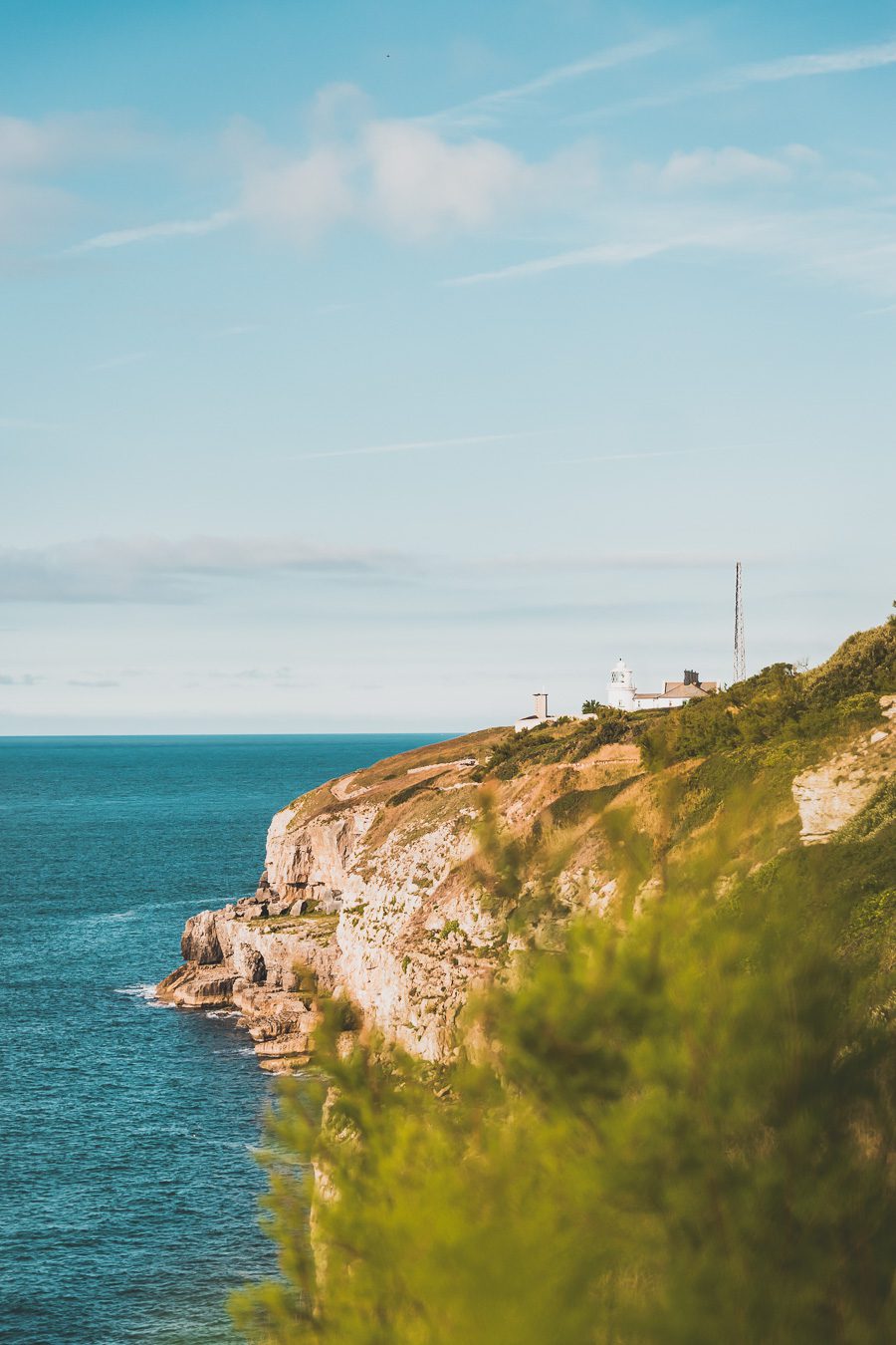 Découvrez la beauté du Dorset, une destination incontournable pour les amoureux de nature. Avec sa célèbre Côte jurassique, ses paysages à couper le souffle et ses charmants villages, le Dorset offre une expérience de voyage inoubliable. Partez en road trip dans le sud de l'Angleterre et explorez des sites emblématiques. Que vous soyez en couple, en famille ou entre amis, le Dorset vous promet des vacances en Europe superbes. Planifiez dès maintenant votre escapade au Dorset !