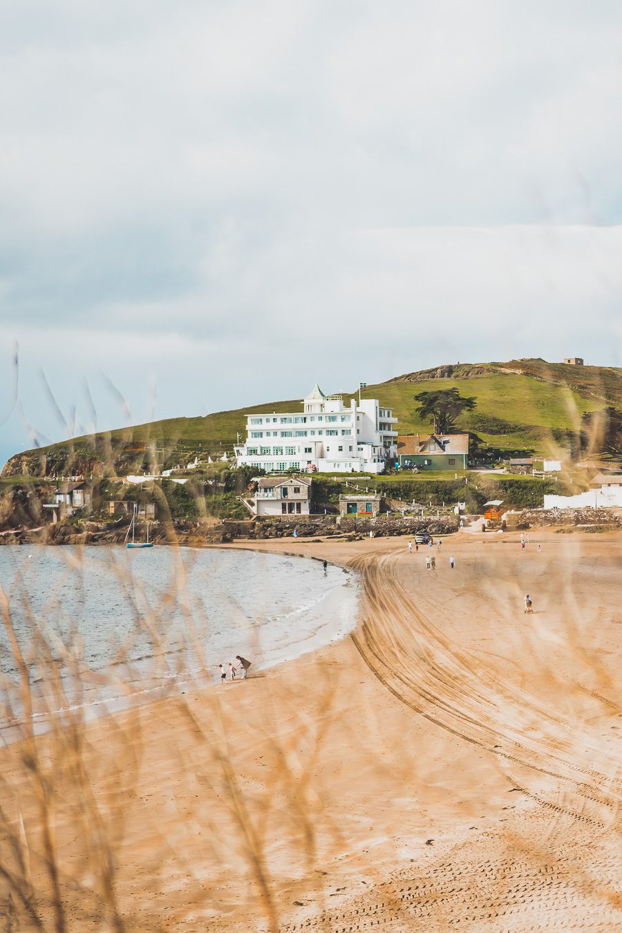 🌊 Explorez le charme époustouflant du Devon en Angleterre ! De la majestueuse Côte jurassique aux villages pittoresques, vos vacances en Angleterre seront inoubliables. Plongez dans une aventure inédite, parcourez les paysages du Royaume-Uni et créez des souvenirs magiques. Que vous soyez passionné de road trip ou adepte de la vanlife, le Devon offre des trésors à découvrir. Réservez dès maintenant votre escapade et laissez-vous séduire par le Sud de l’Angleterre. 🚗✨ #VacancesAngleterre 