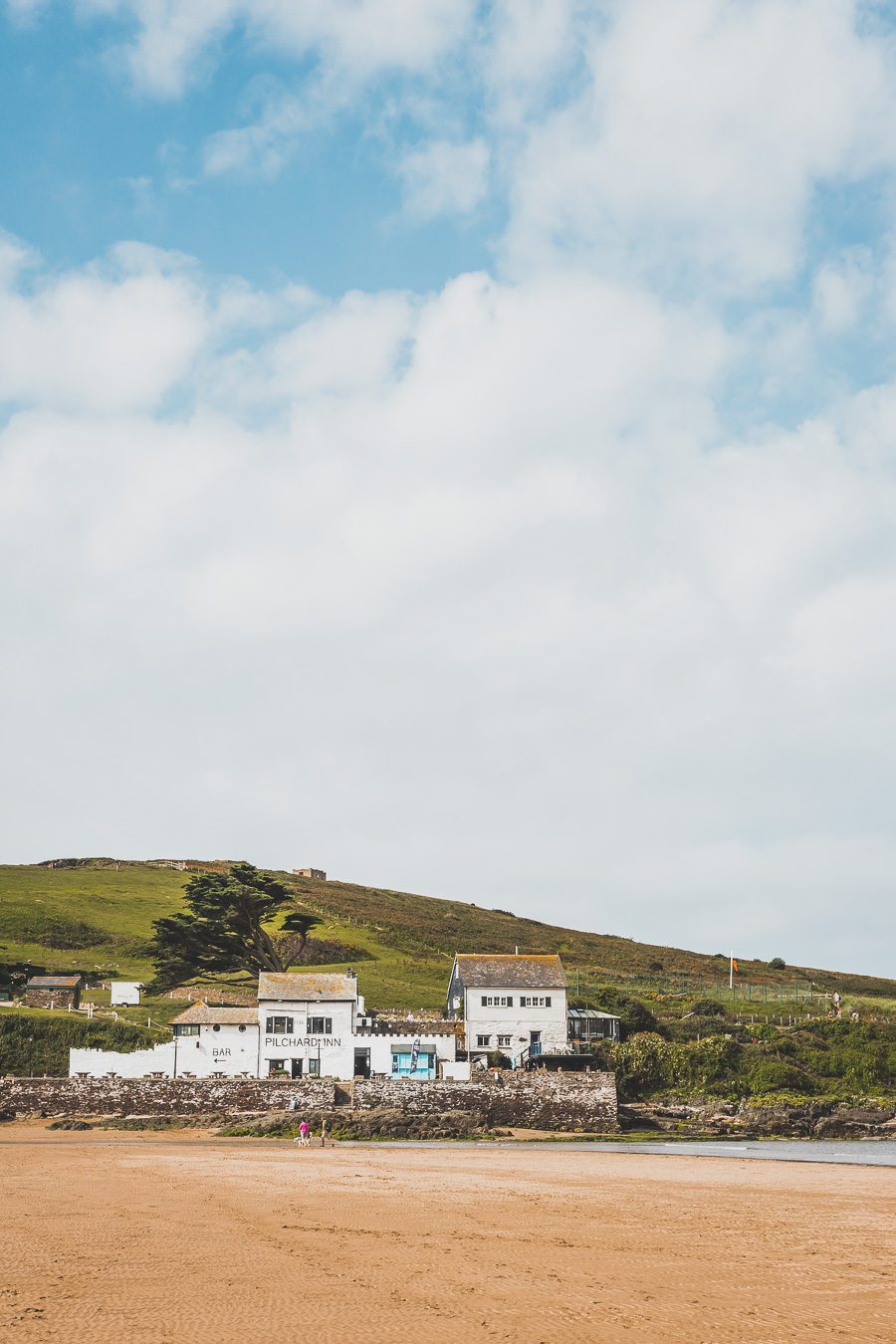 🌊 Explorez le charme époustouflant du Devon en Angleterre ! De la majestueuse Côte jurassique aux villages pittoresques, vos vacances en Angleterre seront inoubliables. Plongez dans une aventure inédite, parcourez les paysages du Royaume-Uni et créez des souvenirs magiques. Que vous soyez passionné de road trip ou adepte de la vanlife, le Devon offre des trésors à découvrir. Réservez dès maintenant votre escapade et laissez-vous séduire par le Sud de l’Angleterre. 🚗✨ #VacancesAngleterre 